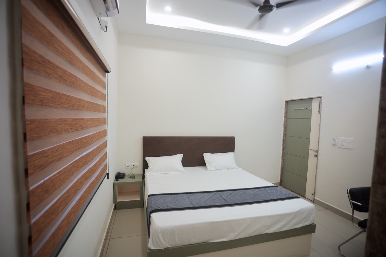 Super Deluxe – 2 Bed - Photo 5 at Hotel Prem Sadan near Pandokhar Sarkar Dham